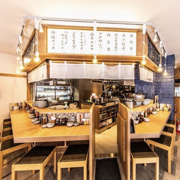【カウンター席充実】当店にはお店の入り口を入ってすぐのところにカウンター席が充実！お一人様でのご来店や、ちょっとしたサク飲みにもお使いいただけます♪厨房がすぐそばにあるので、元気いっぱいのスタッフとの会話もぜひお楽しみ下さい♪