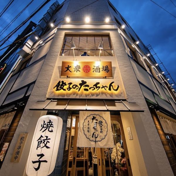 【好立地！お席の間隔も広々♪】当店は中洲川端駅から徒歩5分！急な集合や、会社帰りの飲み会などにも最適！しかも通常時は翌日の3時まで営業しているので、夜遅くまで飲みたい方や2次会、3次会利用にもオススメです♪スタッフ一同、心よりお待ちしております。