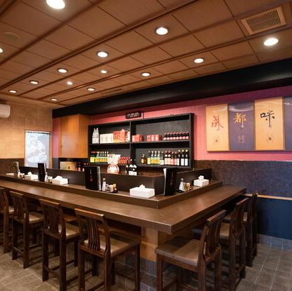 当店は宴会やサラリーマンの打ち上げ、ご家族のお食事に最適な場所です。広々とした空間と多彩なメニューで、皆様のお好みに応じた食事を提供します。飲み放題付きのコースやおつまみの豊富さで、楽しいひとときを演出。特別な日も、普段のお食事も、ぜひ当店でお楽しみください！