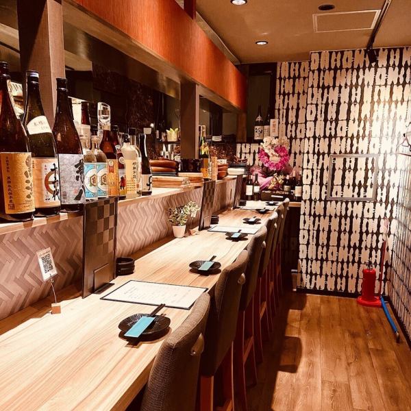 【カウンター席完備♪】JR高崎駅西口から徒歩約8分の当店は、落ち着いた大人の空間。カウンター席を完備しているので、お一人様でもゆっくりとお食事やお酒を楽しむことができます♪仕事帰りの気分転換や、デート、記念日のお祝いにもぴったり。新鮮な食材を使った料理と共に、リラックスしたひとときをお過ごしください♪