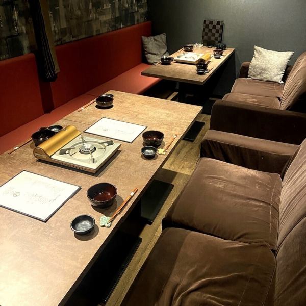 【10名様以上の宴会可能！】テーブル席は自在にアレンジでき、少人数の飲み会や接待、お食事会から、20名様前後の大規模な宴会まで、様々なシーンでご利用いただけます！落ち着いた大人の空間で、特別なひとときをお楽しみください。美味しい料理とお酒を囲みながら、大切な方々との忘れられない思い出を作ってくださいね♪