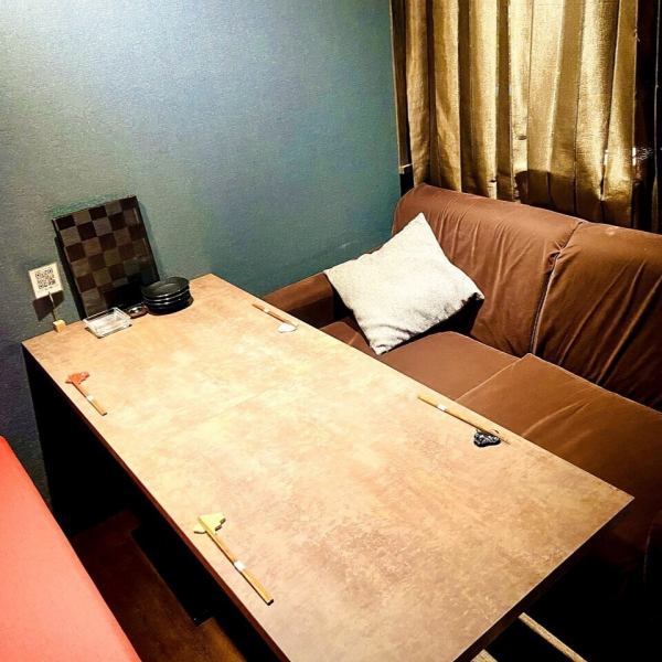 【居心地抜群のソファー席♪】お客様にゆっくりくつろいでいただける、ソファー席をご用意！ゆったりとした空間で、友人や大切な人とリラックスしながら食事をお楽しみください♪対面にはベンチシートを配置しており、会話も弾む快適なひとときを提供。心地よいソファーに身を委ねながら、心温まる時間をお過ごしください♪