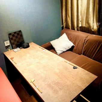 4～６名様でご利用いただけるお席です。レイアウト変更で最大1５名様までご利用いただけます。※対面はベンチシートになります。