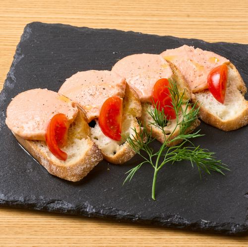 Smoked salmon rillettes on baguette
