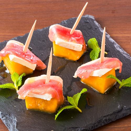 Duck ham and mango pinchos