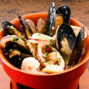 ISOMARUの具だくさんアヒージョ