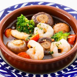 海老とブラウンマッシュルームのアヒージョ