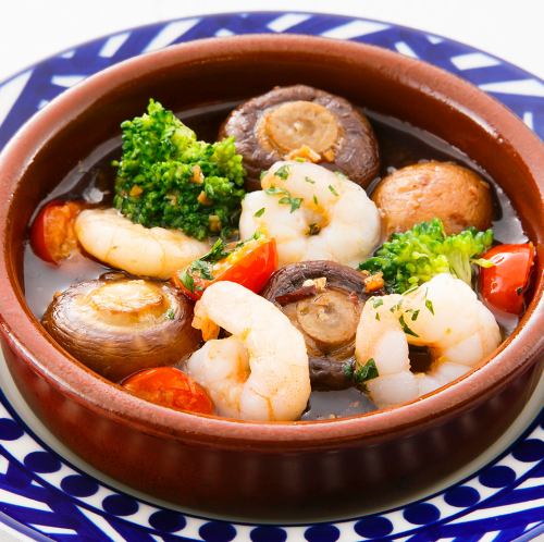 Shrimp and brown mushroom ajillo