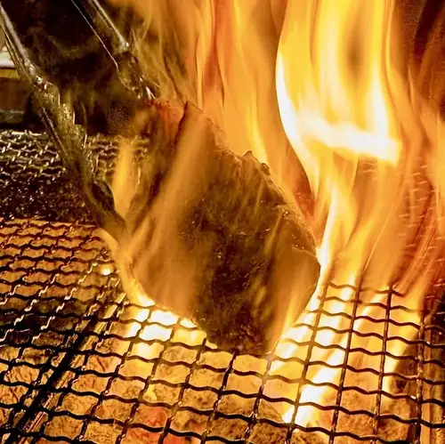 【炉端焼き◎】豪快な炎で焼き上げる!大阪産牛肉の旨味が爆発する瞬間