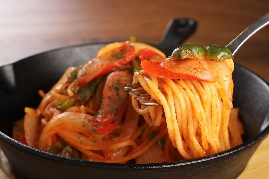 You can enjoy authentic fresh pasta such as mentaiko cream shiso pasta and traditional teppan Neapolitan!