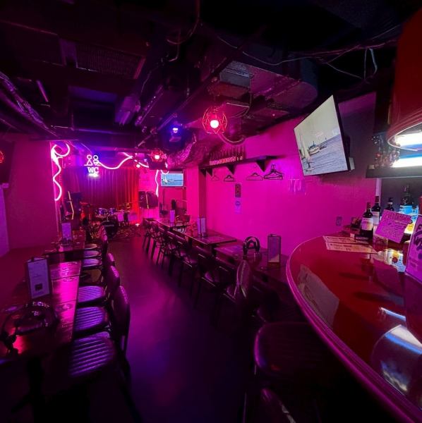生演奏のカラオケが、1時間2000円(税込)で歌い放題！！朝5時まで営業しているので、仕事帰りや夜遊びの後でも、気軽に立ち寄れて楽しむことができます。生演奏があなたのパフォーマンスを一層引き立ててくれる素敵な夜を過ごしながら、歌の力で心を解放してみませんか？特別な時間を親しい仲間と一緒にぜひご堪能ください！