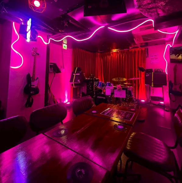【生演奏をバックに本格カラオケが楽しめるお店】