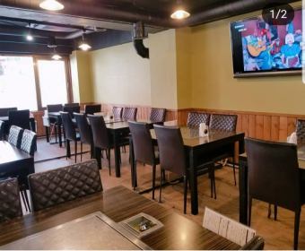 ゆったりとした席、広々したテーブルに開放的な明るい店内！