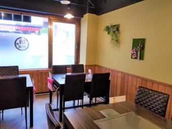 ブラウン基調の落ち着いた雰囲気の店内♪