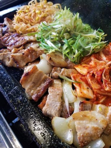 お肉は全てスタッフが焼き上げます♪