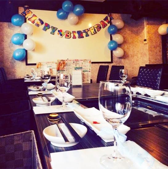 フロア丸ごと貸切&大型モニターで上映可能⇒長時間利用の相談OK