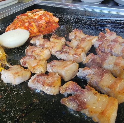 当店に来たらまずは美味しいサムギョプサルを！