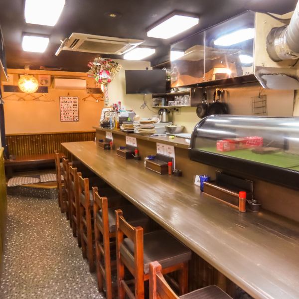 【サクッと飲める心地よい距離感♪】1～2名に最適なカウンター席は、軽く飲みたい時や仕事帰りの一杯にぴったり。スタッフとの会話も楽しめ、料理が目の前で仕上がる臨場感も魅力。気軽に立ち寄れるため、一人飲みにもおすすめのコンパクトで使いやすい席です。