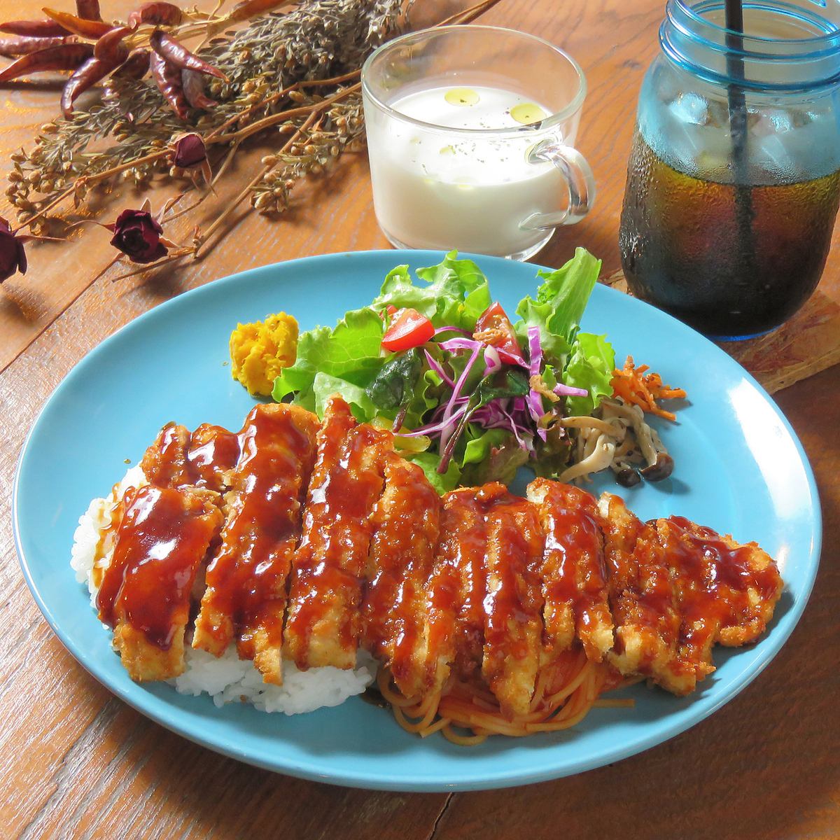 The main dish comes with three dishes, including pasta and salad.