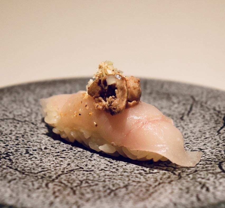 高級でも回転でもない “ちゃんとうまい”大衆寿司酒場「魚とシャリ UROKO」です。