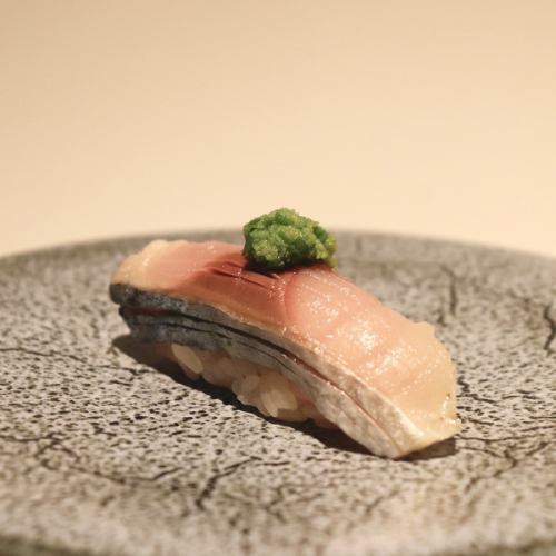 卓上醤油は出しません。口の中で完成する“一貫”