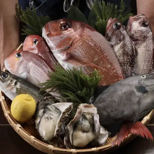 休閒壽司店，製作壽司的方式是將食材一層一層地精心堆疊，簡單而細緻。