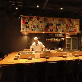 吧台座位是本店最好的座位，您可以親眼目睹廚師們現場烹飪。