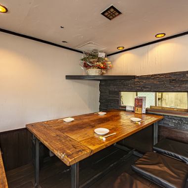 広々としたテーブル席は、ご友人やご家族とのお食事にぴったりです。ゆったりとした空間で、周りを気にせずにお食事とおしゃべりをお楽しみいただけます。落ち着いた照明と雰囲気が、大切な方との語らいの時間を優しく彩ります。ぜひご利用ください。