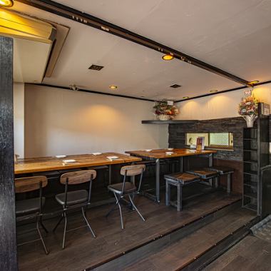 黒と白を基調としたシックな空間は、都会の喧騒を忘れさせてくれる大人の隠れ家。洗練された雰囲気の中にも、温かみを感じられる落ち着いた照明が、心ゆくまでリラックスできる居心地の良さを演出します。大切な方とのお食事や記念日、特別な日のおもてなしにも最適です。