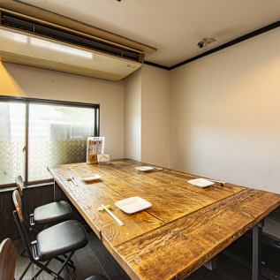 6名テーブルでは会社や友達など幅広いシーンで利用可能になります！