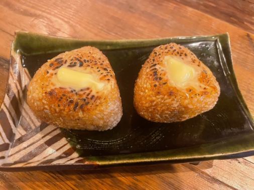 炭の香りが食欲をそそる“炭火焼きおにぎり”