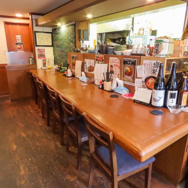≪カウンター≫全7席のカウンター席は、お一人様で飲みたい時や、大切な方とのデートに最適です。スタッフとの会話を楽しめるのもカウンターならではの醍醐味◎アットホームな雰囲気の中で、こだわりの料理とお酒をゆっくりとお楽しみいただけます。仕事帰りのサク飲みにもぜひご利用ください！