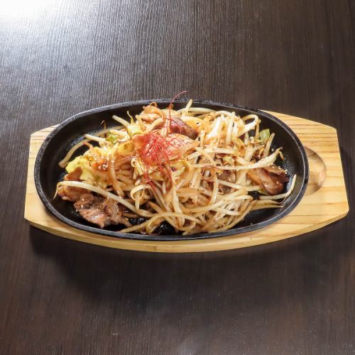 関西風のベースで仕上げるおばんざいと名物鉄板料理