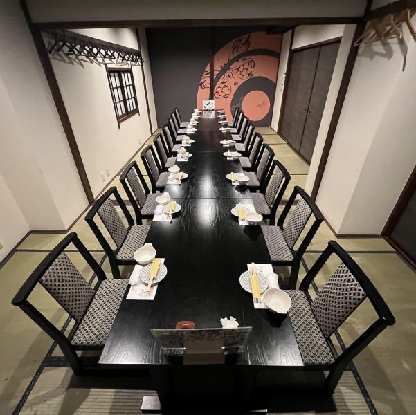[2樓] 備有8人桌。也可用於公司宴會。套餐包含火鍋、生魚片等7種菜餚，並附贈2小時無限暢飲2,000日圓（含稅）。請務必使用它。