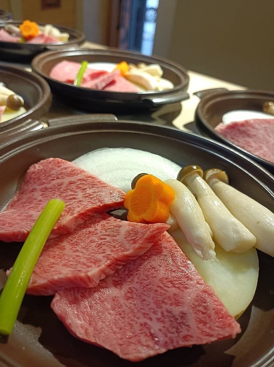 提供以茨城县新鲜的当地食材为首的严选食材烹制的各种特色菜肴。