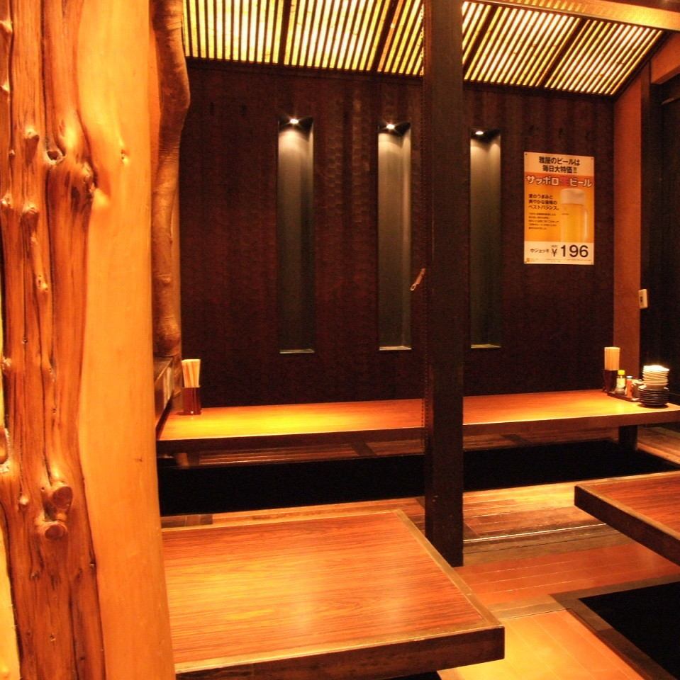 There is a semi-private room with a sunken kotatsu that can accommodate 4 to 20 people.