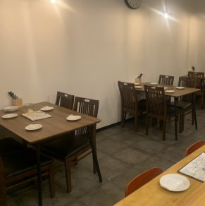 奥に6名様の個室あり◎テーブル席とつなげて最大12名まで可能です！