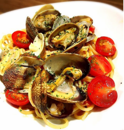 Spaghetti with clams and fresh tomatoes