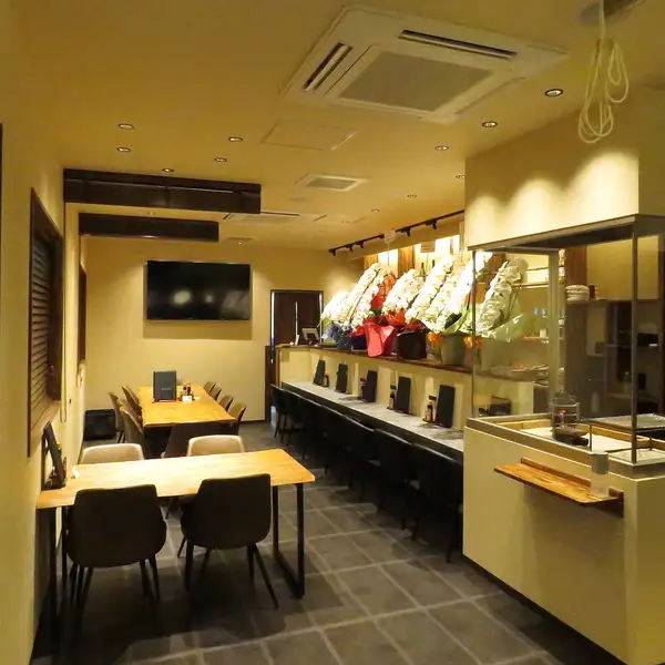 【貸切のご相談承ります◎】10～25名様までの店舗貸切に対応しております。会社の企業宴会や親族の集まり、地域のお集まりなど、団体様でのプライベートなご宴会に最適です。一体感のある和モダンな空間を丸ごと貸し切って、周りに気兼ねなく賑やかな時間を過ごせます。ご予算や人数などお気軽にご相談ください。