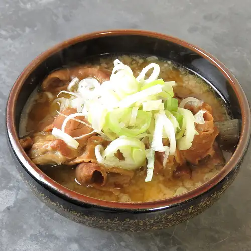 【旨味が凝縮】なるみや名物！もつ焼き＆もつ煮