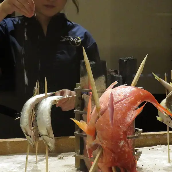 【豪快な炭火焼き】日替わりの原始焼きと炉端焼き◆当店自慢の逸品です！
