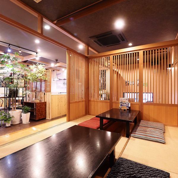 サラリーマン、学生さん、ファミリーなど様々な方に使い勝手良くご利用いただける当店。所々にグリーンが飾られた明るくアットホームな雰囲気が魅力です。和の雰囲気のなか落ち着いて食事が楽しめる掘りごたつ席は完全個室！履物を脱いでゆったりとお過ごしいただけます。最大30名様までOKなのでご宴会に最適です◎