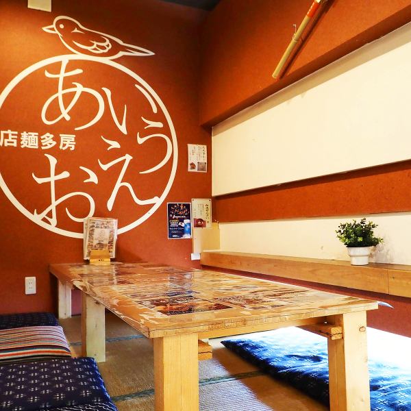 店内奥にあるお座敷席は5名様～10名様までご利用OK！扉はありませんが、他のお席とは離れているので周りの目を気にせずにお過ごしいただけます。フラットなお座敷なので小さなお子様を連れたママ会にオススメ◎ワイワイデカ盛りを楽しむ女子会・男子会や、大食い動画クリエーターさんのご来店も大歓迎です！
