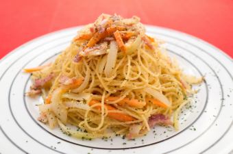 炒めたパスタ　カルボナーラ