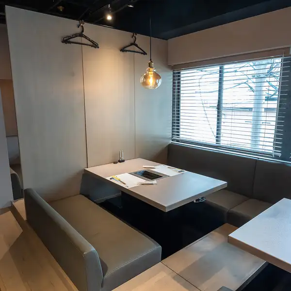 無煙ロースター完備！涼しい店内×極上焼肉♪当店は無煙ロースターを採用しており、煙がこもらず焼肉をお愉しみ頂けます。接待や記念日などにもぜひご利用ください。また、貸切も承っておりますので、お気軽にお電話でご相談くださいませ。（町田/焼肉/個室/国産/和牛/おしゃれ/宴会/デート/接待）