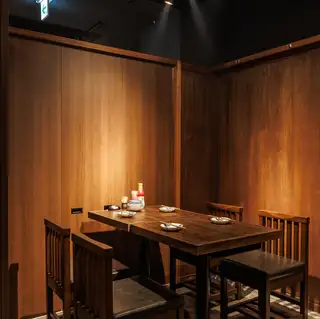 테이블 좌석.느긋하게 차분한 분위기에서 식사를 즐길 수 있습니다.【해물/회/음료 무제한/일본술/숯불구이/생선/노바타야키/사카에/사카에역/니시키/후시미/이자카야/연회/개인실/완전 개인실/후시미역/나고야】