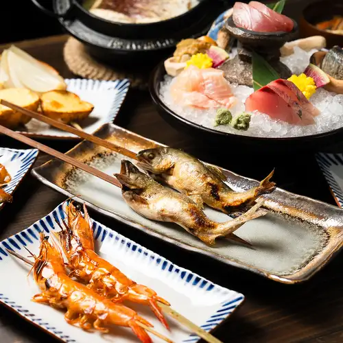 Enjoy the delicious flavors of the ingredients brought out by robatayaki (charcoal grilling).