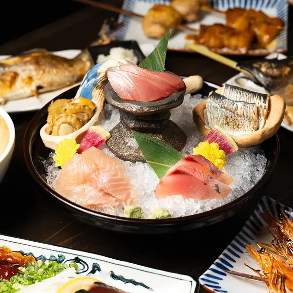 【新鮮な魚を味わう】産地直送のお刺身を存分にお楽しみくださいませ。