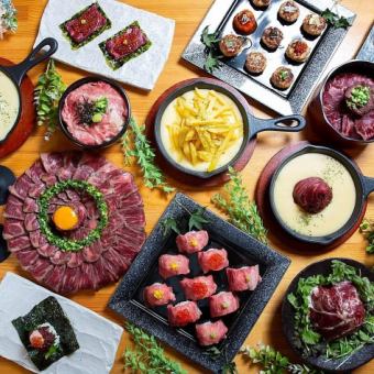 All seats are private rooms. Banquet course with 120 minutes of all-you-can-drink. 9 dishes including yukhoe, yakitori, and meat sushi for 4,000 yen → 3,000 yen