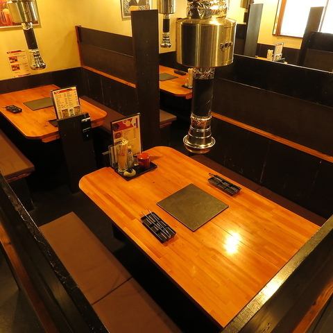 当店はアットホームな雰囲気ですので、初めての方でもお気軽にご来店いただけます。落ち着いた雰囲気のテーブル席となっております。炭火で焼いたお肉や鮮魚などの料理とお酒を心行くまでお楽しみください。ご要望などございましたら、リクエスト予約もご利用可能です。ご予約お待ちしております。